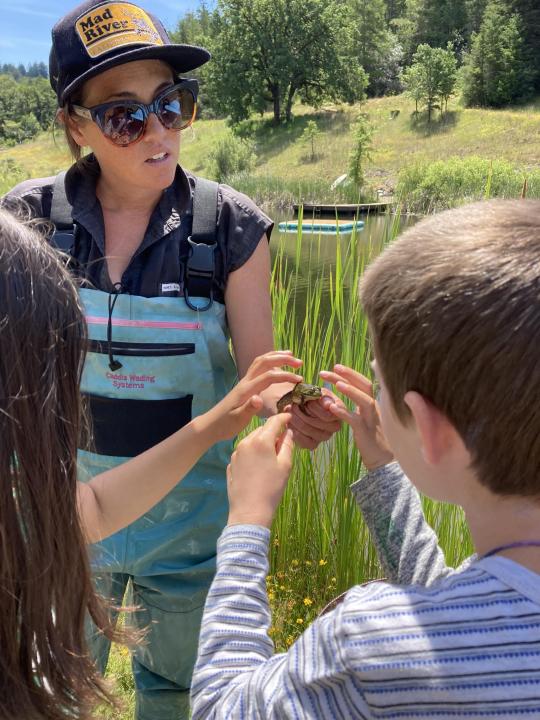 Beth Sabo showing bullrog to campers